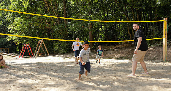 zorge-vater-kind-interaktion_volleyball.jpg 